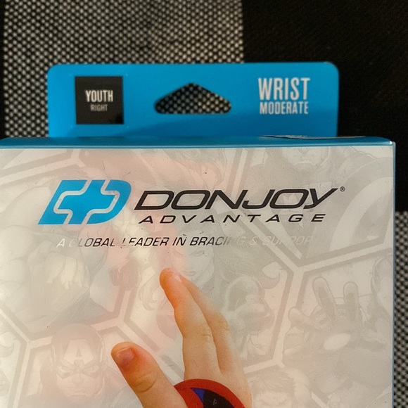 NWT Donjoy Youth RIGHT Wrist Brace - Picture 2 of 8